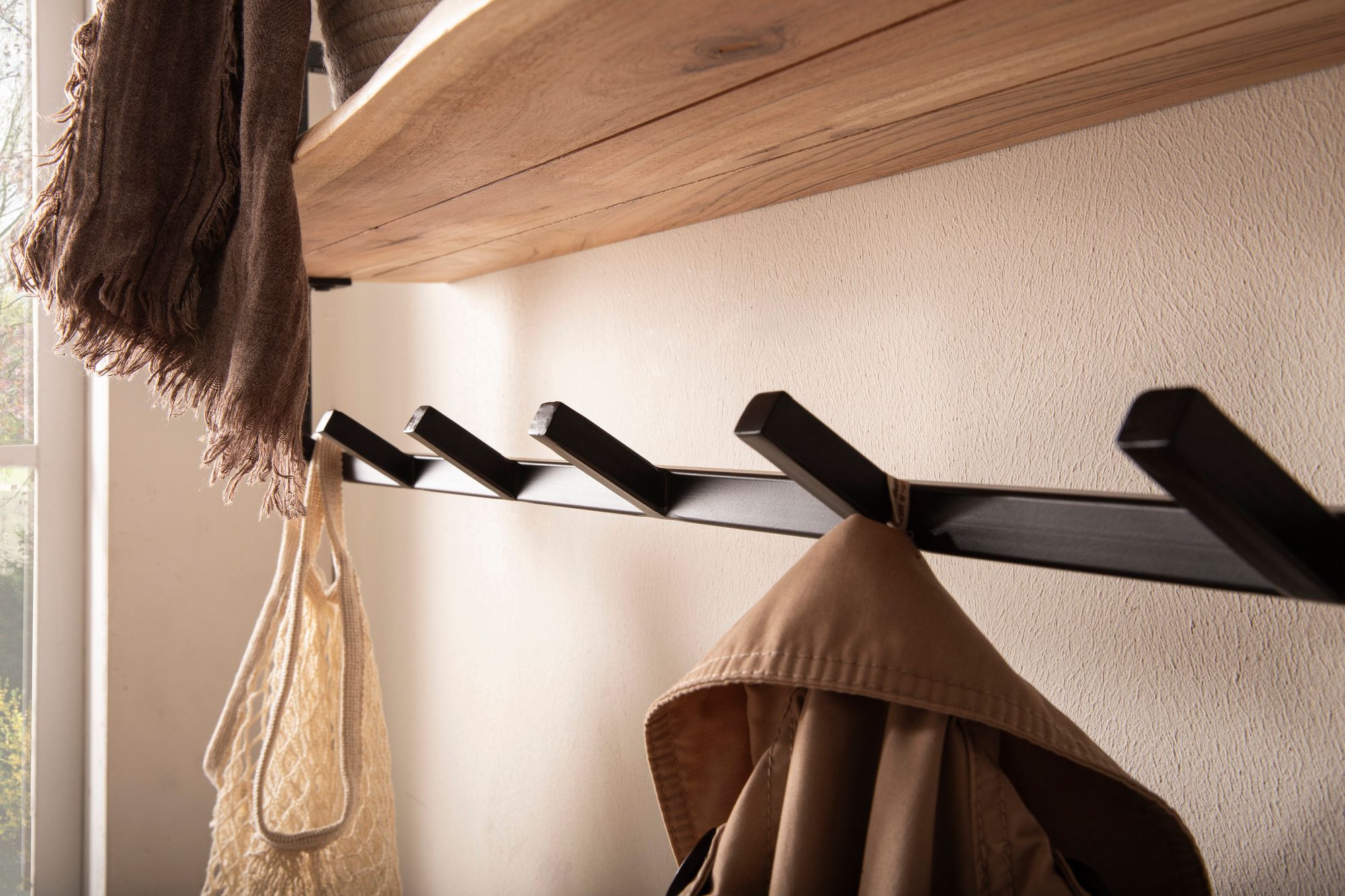 Garderobe aus Massivholz Akazie mit Baumkante 100 cm Industrial – Bild 6
