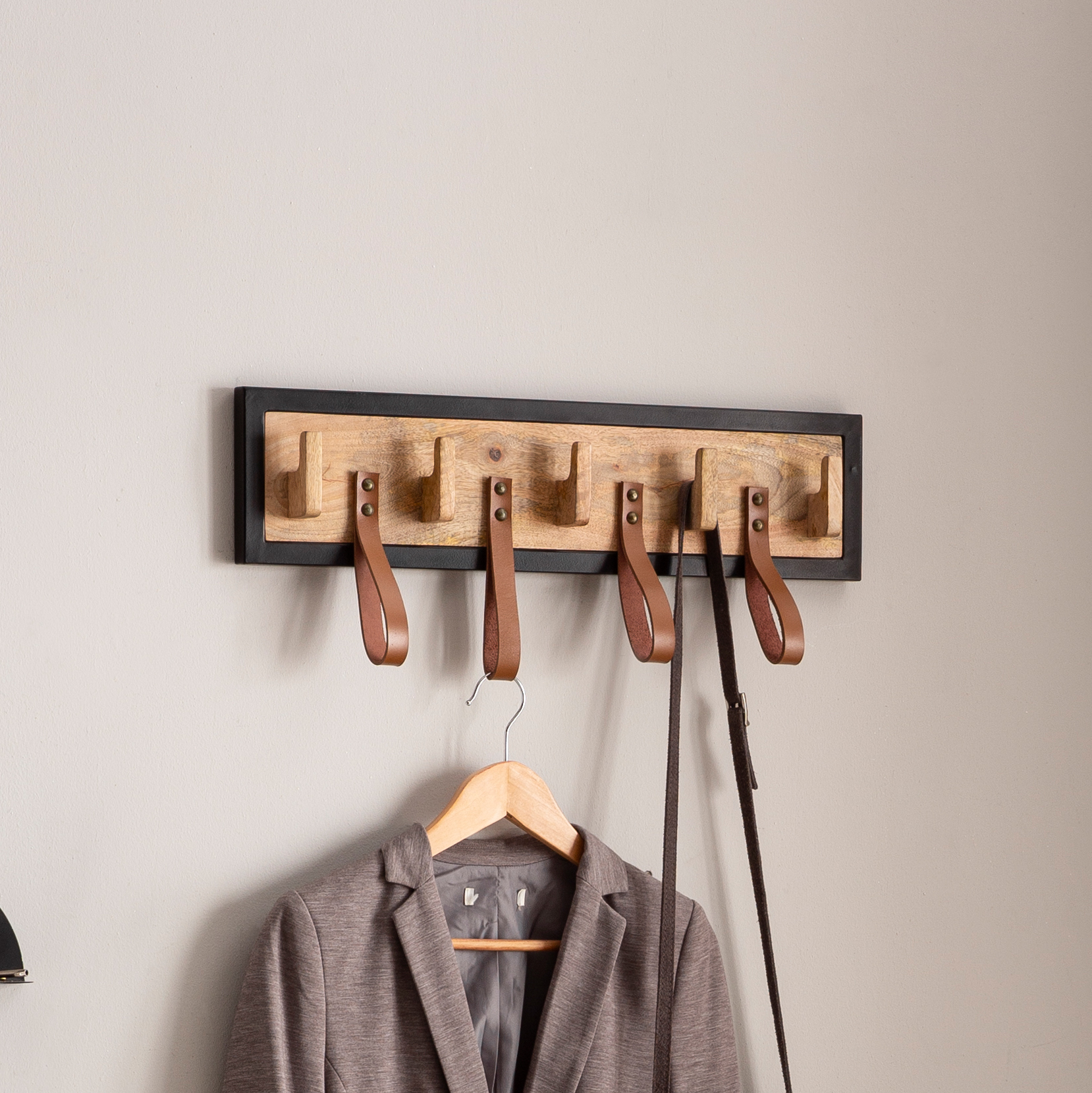 Schals und Mützen | Flurgarderobe mit Metallrahmen | Garderobe Wand Holz mit Schlaufen
